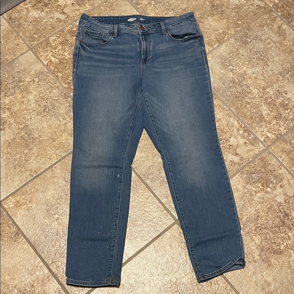 Old Navy Women's Straight Leg Jeans in lighter Blue